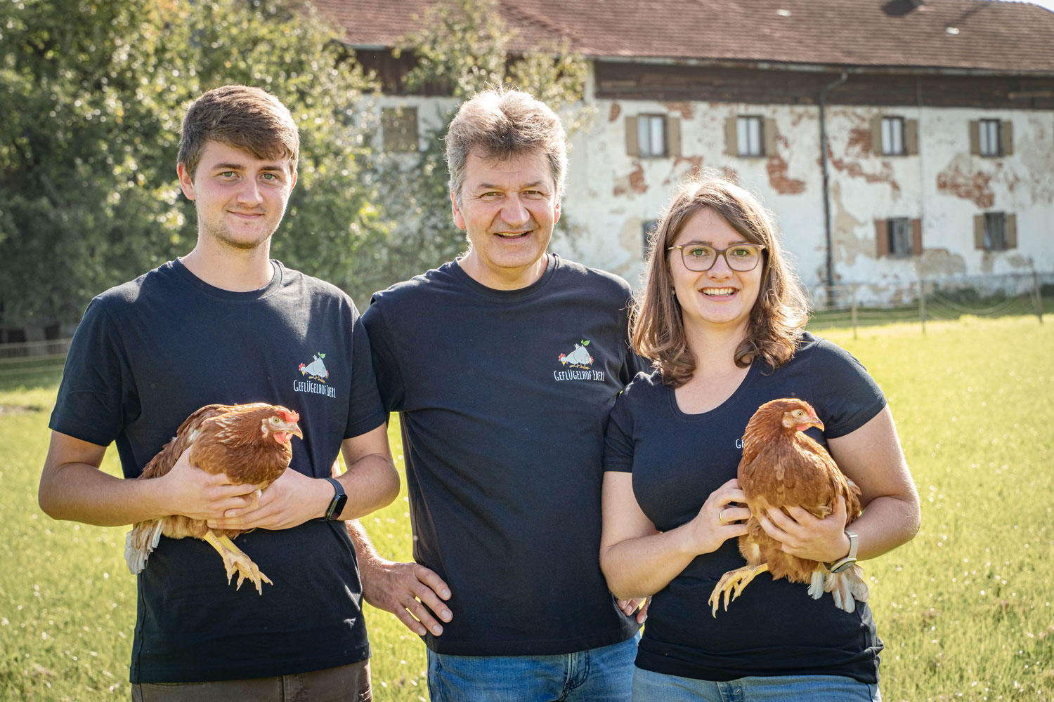 Portrait der Familie Eberl vor dem eignen Geflügelhof